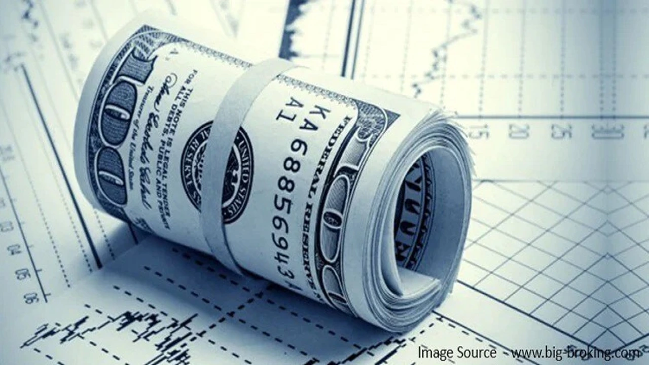 الدولار الأمريكي يقترب من أعلى مستوياته وسط توقعات متزايدة بشأن التشديد النقدي